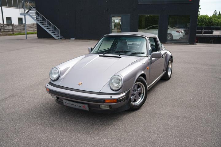 Grå Porsche 911 fra 1988