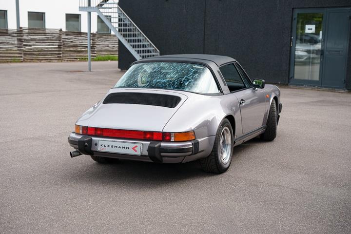 Grå Porsche 911 fra 1988