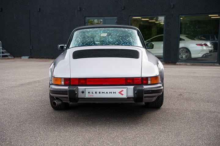 Grå Porsche 911 fra 1988