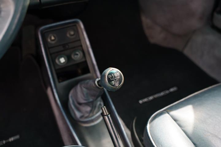 Grå Porsche 911 fra 1988