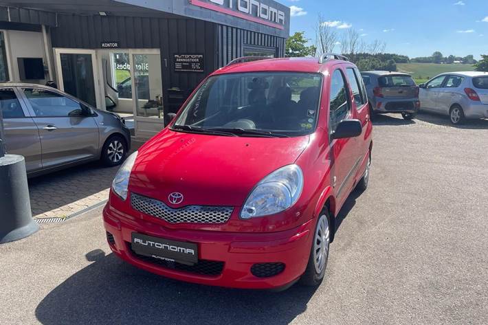 Rød Toyota Yaris Verso fra 2003