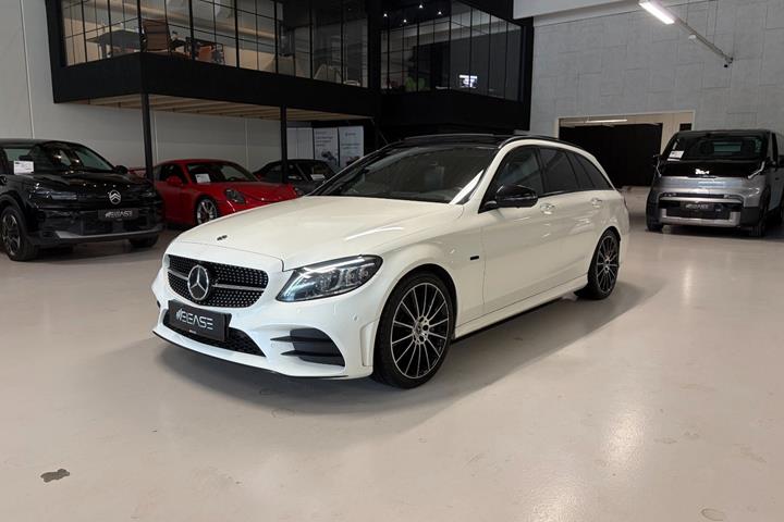 Hvid Mercedes C300 de fra 2019 set udefra