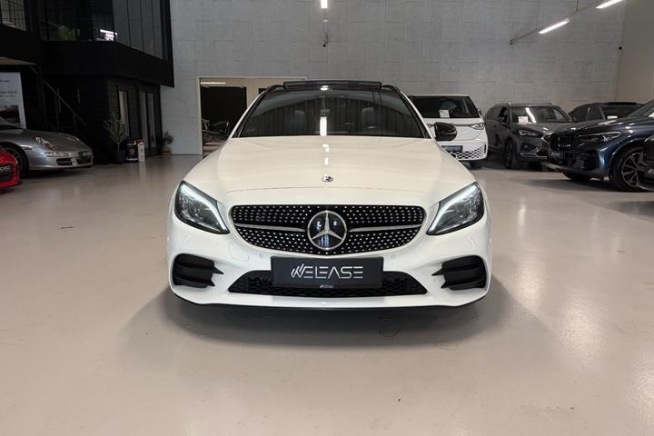 Hvid Mercedes C300 de fra 2019