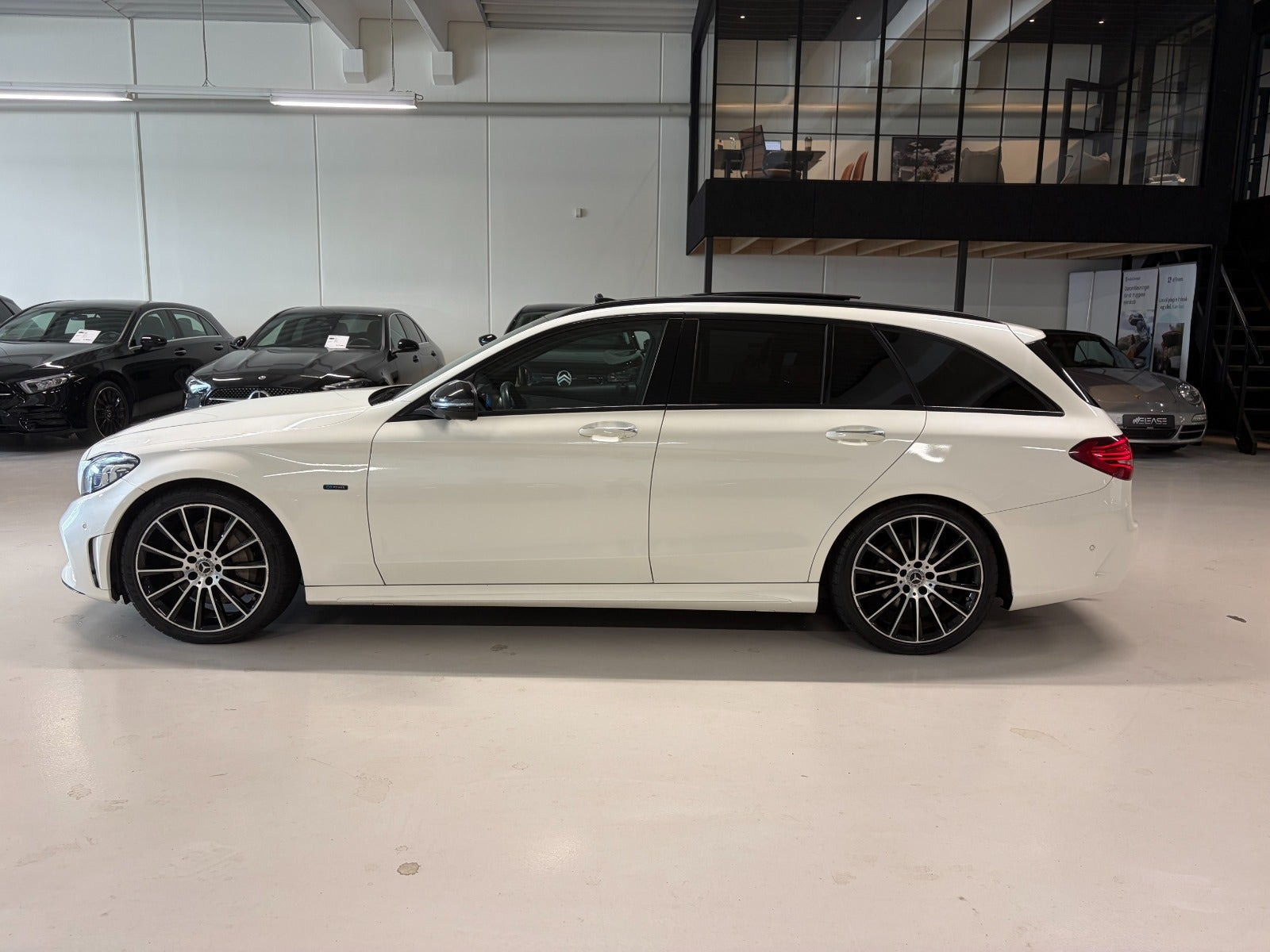Hvid Mercedes C300 de fra 2019