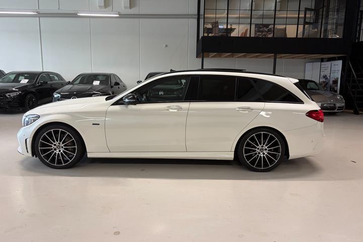 Hvid Mercedes C300 de fra 2019