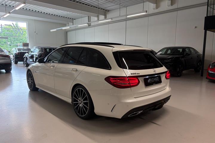 Hvid Mercedes C300 de fra 2019