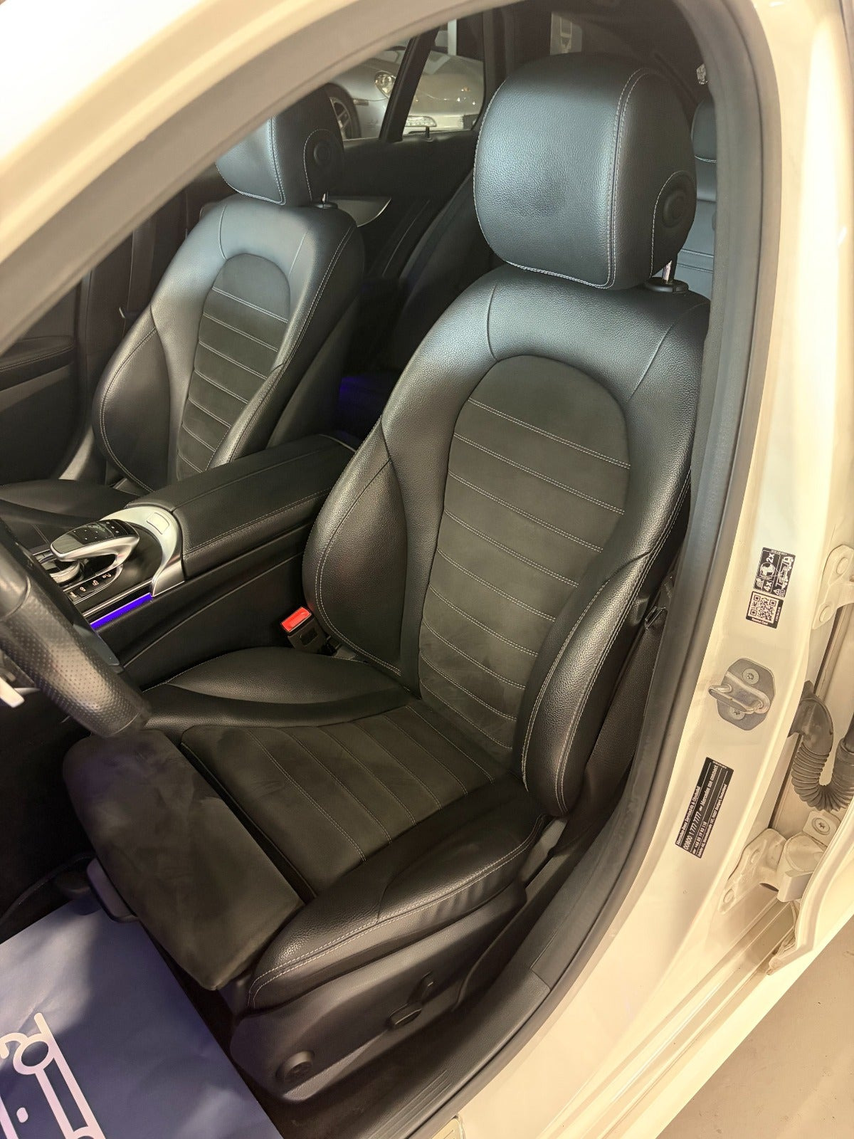 Hvid Mercedes C300 de fra 2019