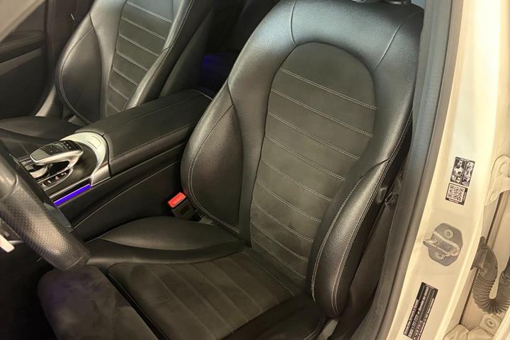 Hvid Mercedes C300 de fra 2019