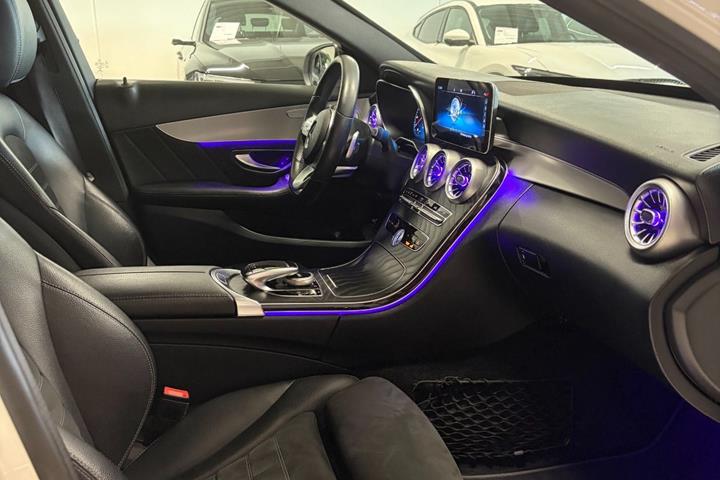 Hvid Mercedes C300 de fra 2019