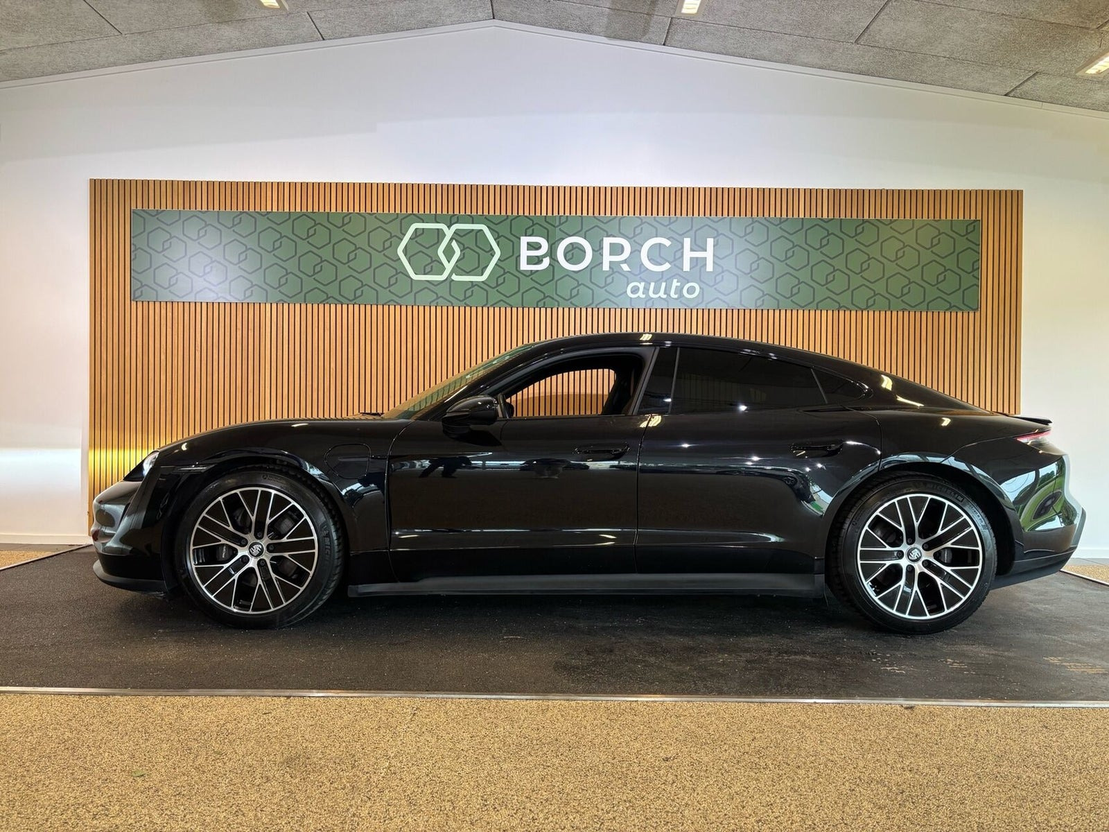 Sort Porsche Taycan fra 2023
