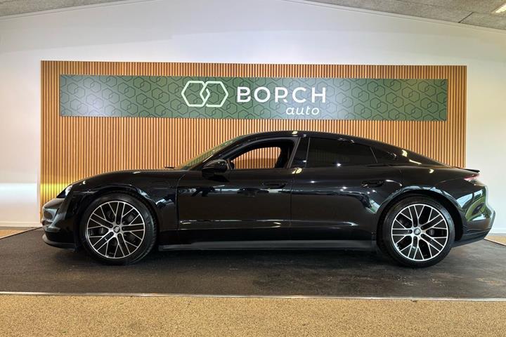 Sort Porsche Taycan fra 2023