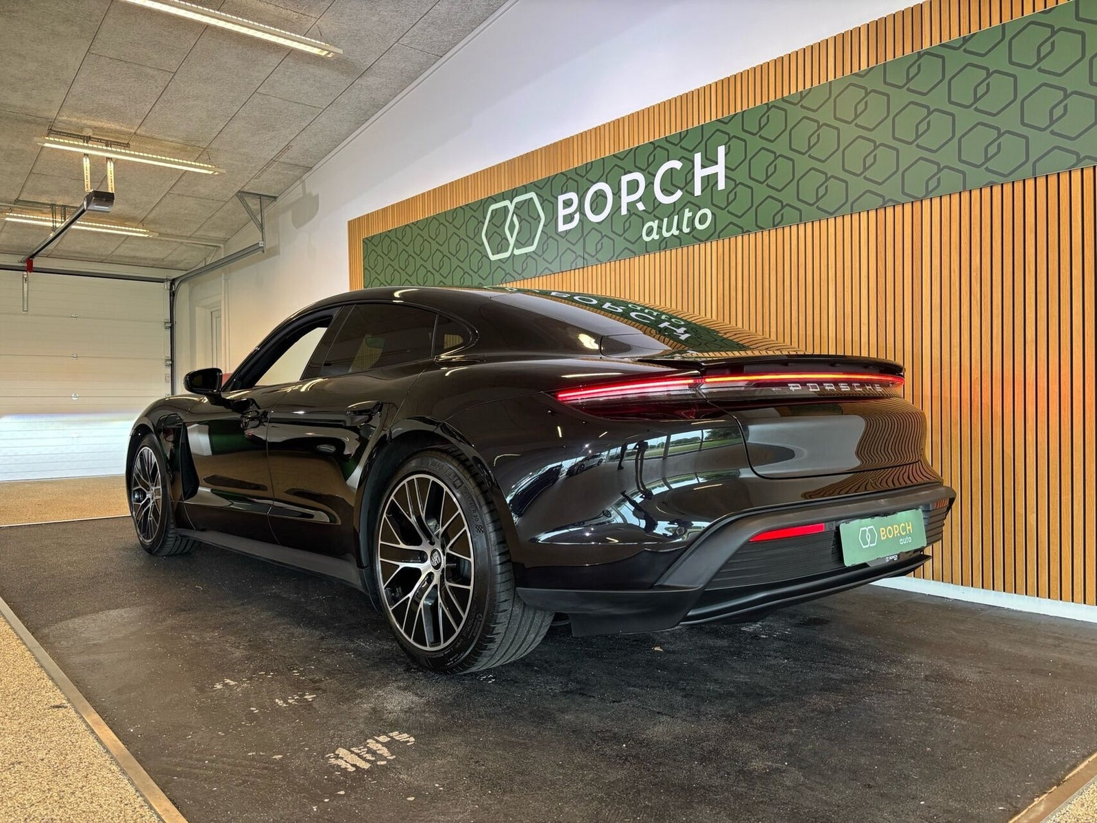 Sort Porsche Taycan fra 2023