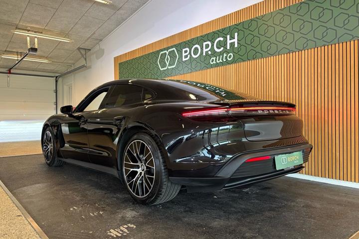 Sort Porsche Taycan fra 2023
