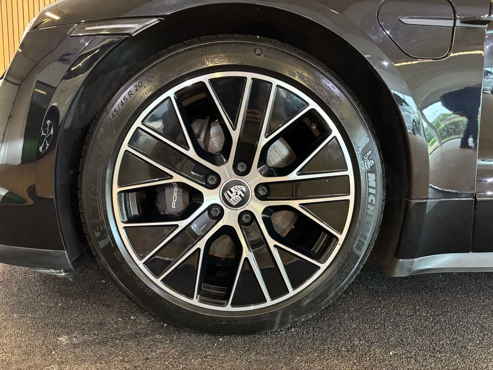 Sort Porsche Taycan fra 2023