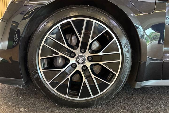 Sort Porsche Taycan fra 2023