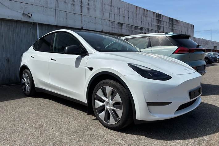 Hvid Tesla Model Y fra 2022