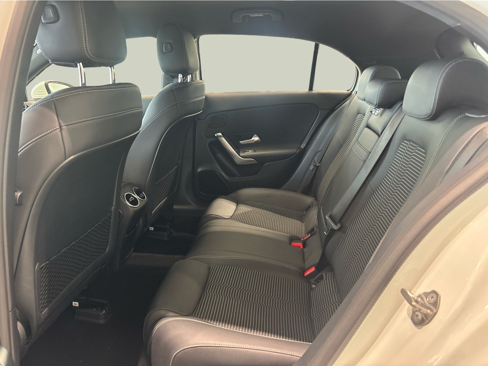 Hvid Mercedes A220 fra 2018 set indefra