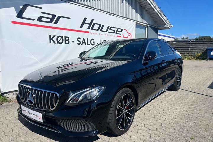 Sort Mercedes E220 d fra 2017 set udefra
