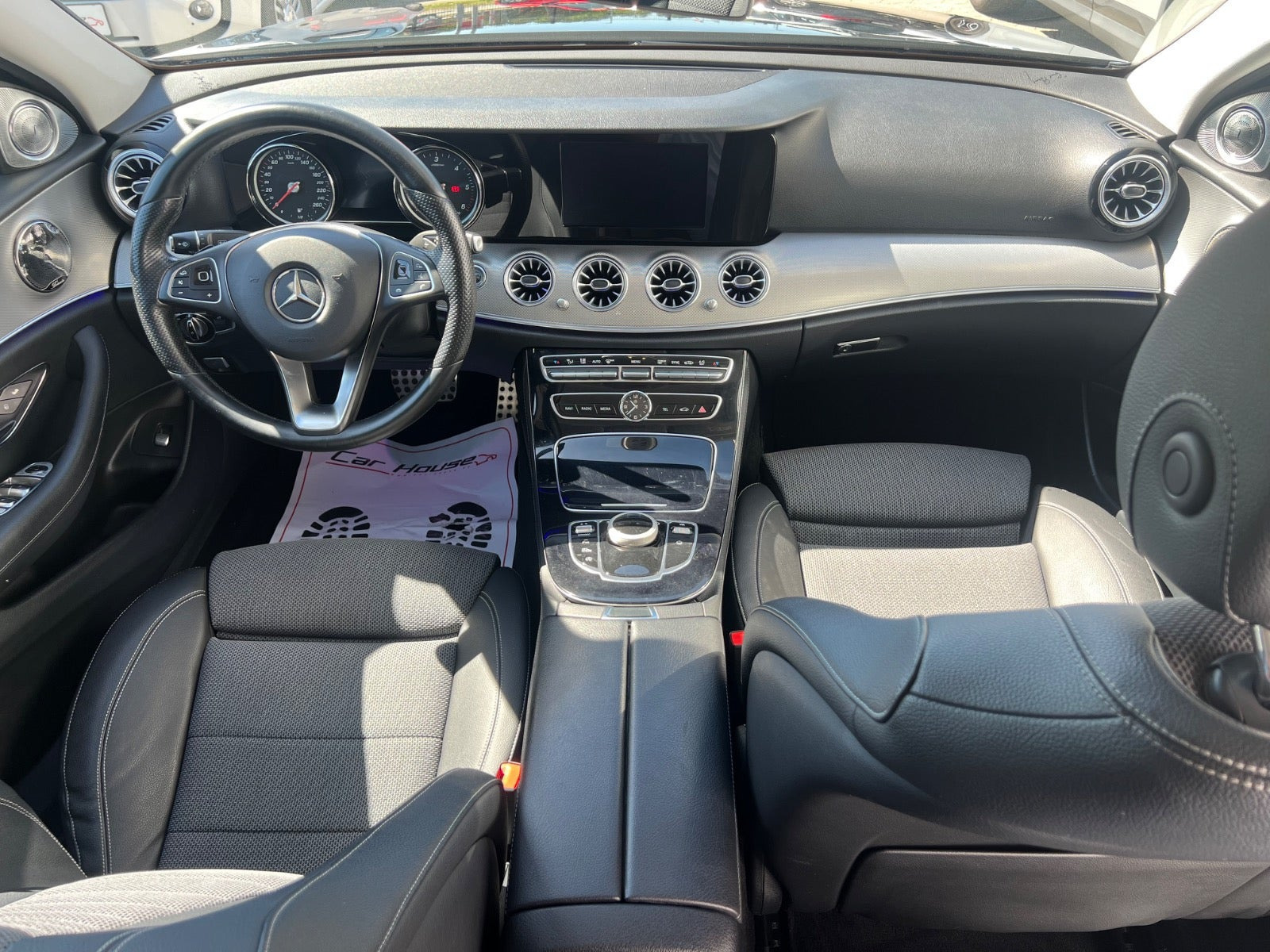 Sort Mercedes E220 d fra 2017