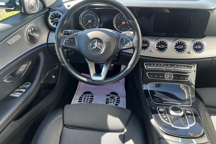 Sort Mercedes E220 d fra 2017