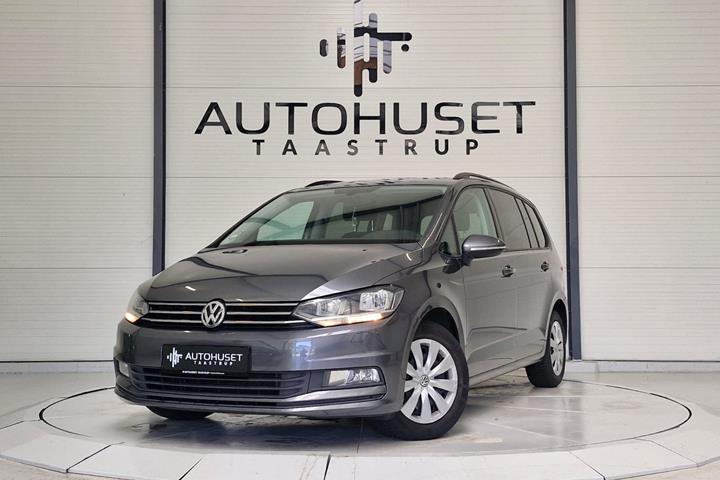 Grå VW Touran fra 2017 set udefra