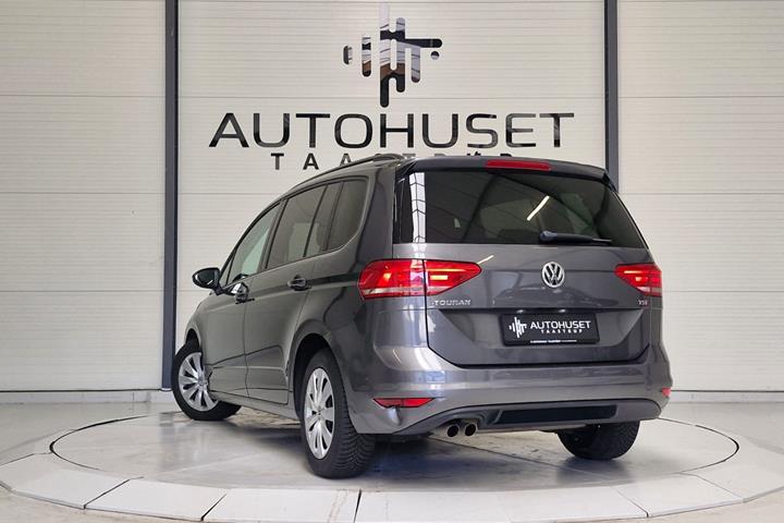 Grå VW Touran fra 2017