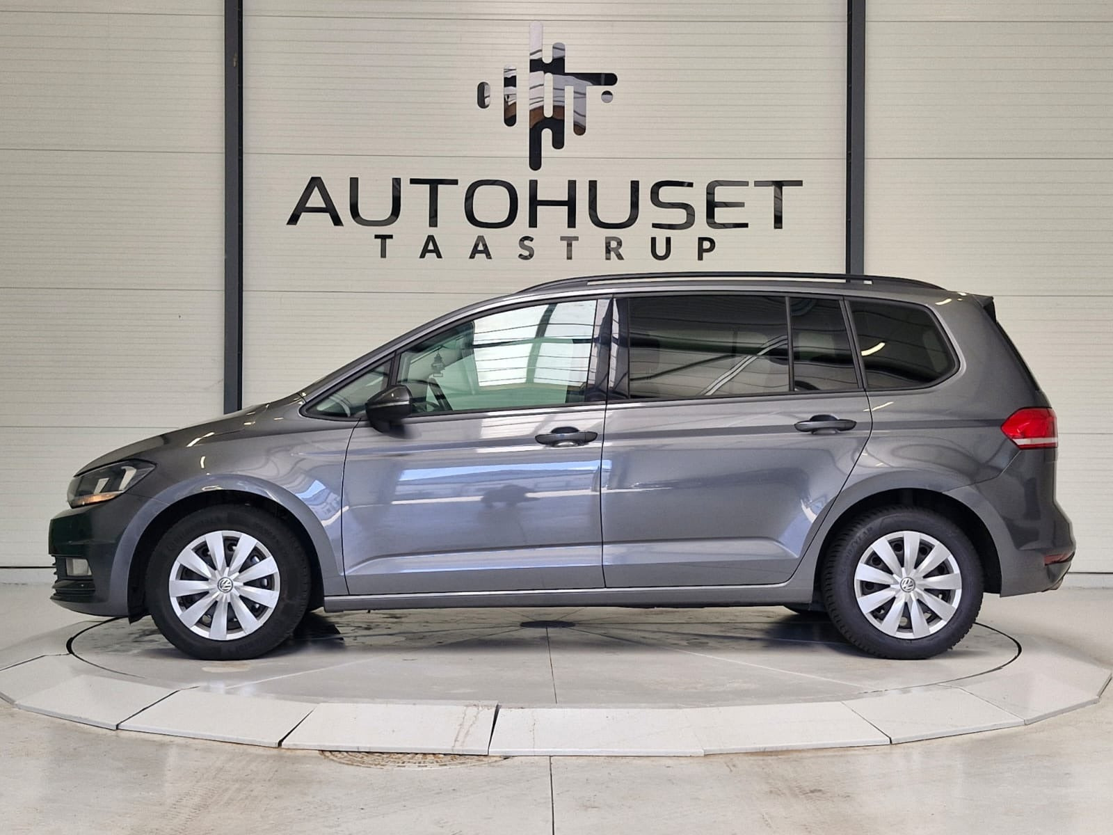 Grå VW Touran fra 2017