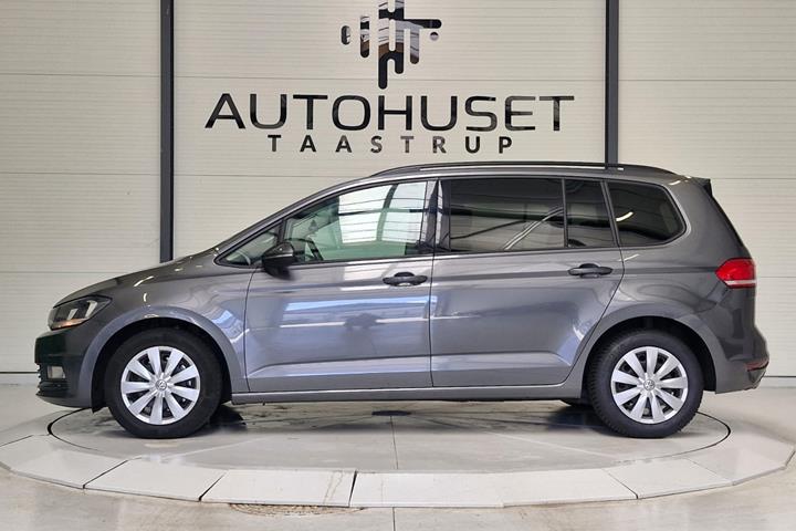 Grå VW Touran fra 2017