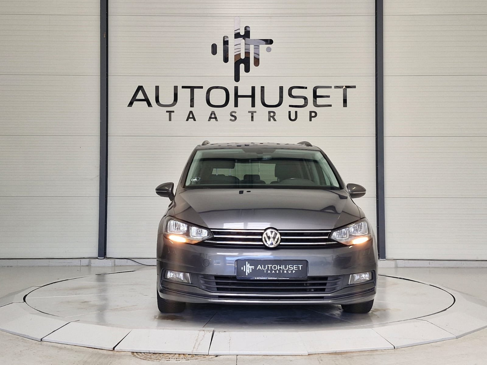 Grå VW Touran fra 2017