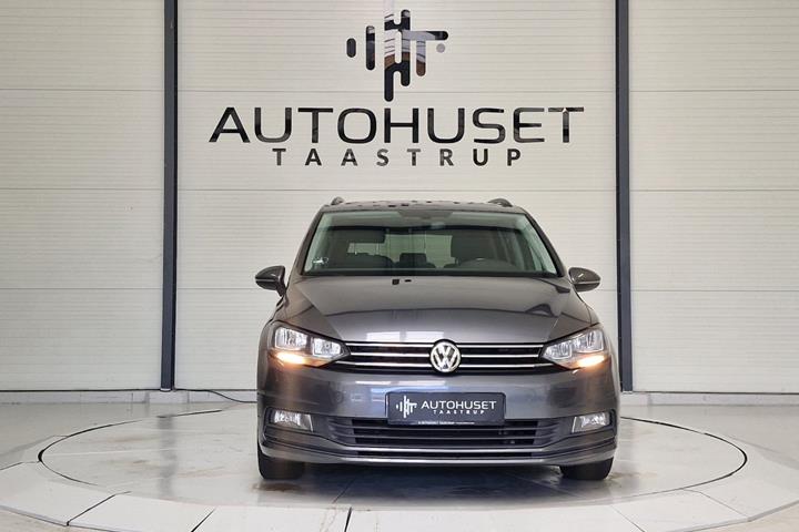 Grå VW Touran fra 2017