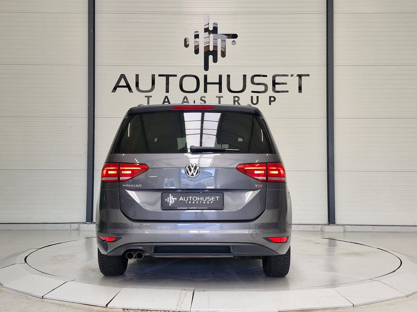Grå VW Touran fra 2017