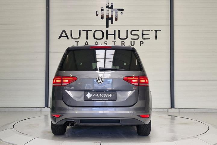 Grå VW Touran fra 2017