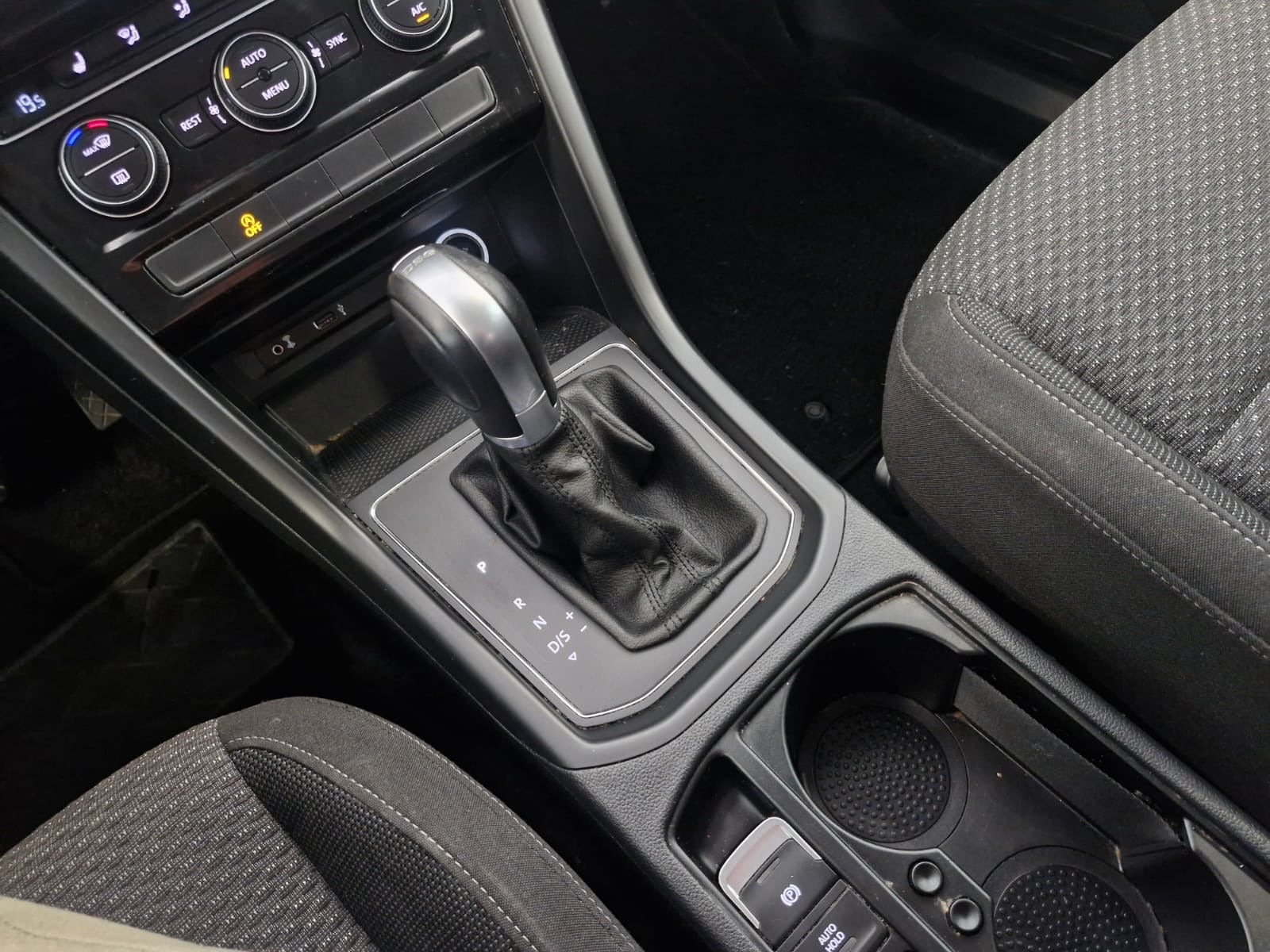Grå VW Touran fra 2017