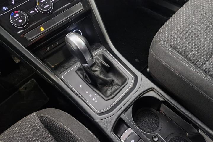 Grå VW Touran fra 2017