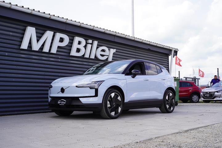 Blå Volvo EX30 fra 2025 set udefra