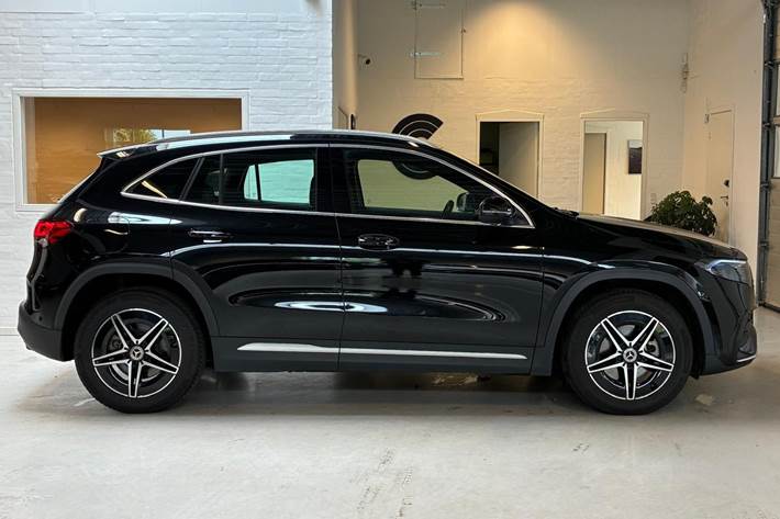 Sort Mercedes EQA300 fra 2023