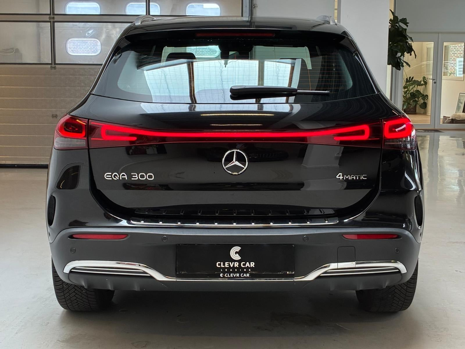 Sort Mercedes EQA300 fra 2023