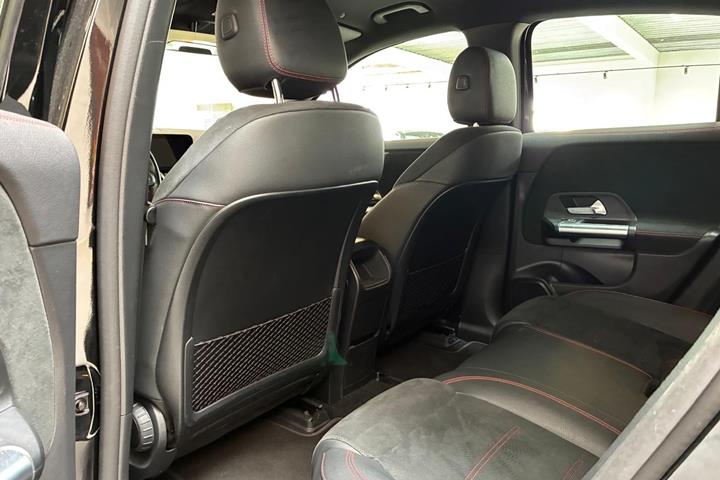 Sort Mercedes EQA300 fra 2023
