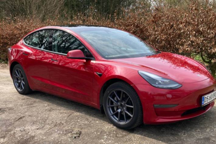 Rød Tesla Model 3 fra 2021