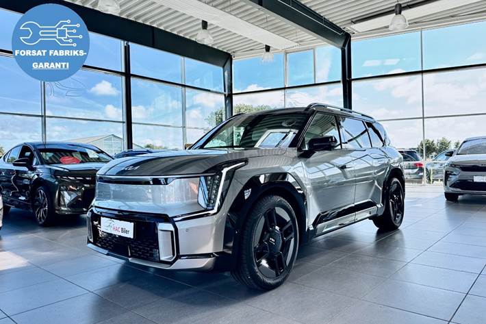 Sølv Kia EV9 fra 2025 set udefra
