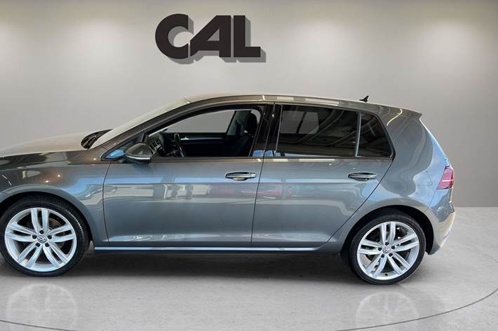 Grå VW Golf VII fra 2018