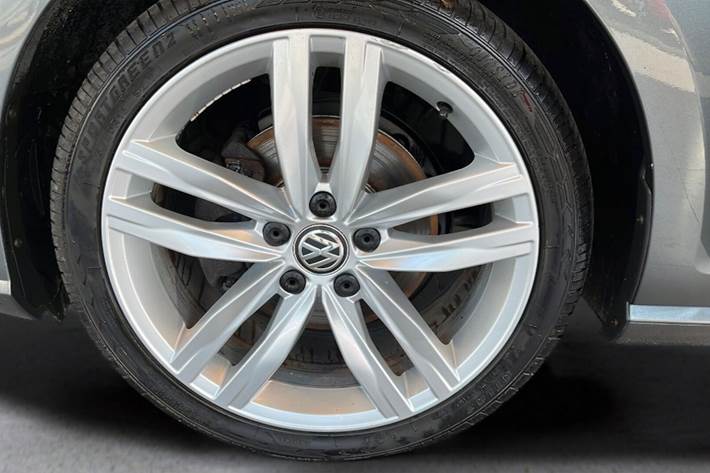 Grå VW Golf VII fra 2018