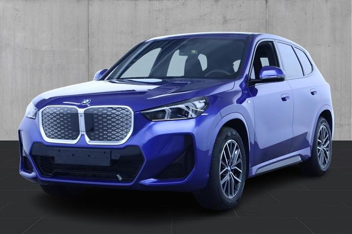 Blå BMW iX1 fra 2023 set udefra