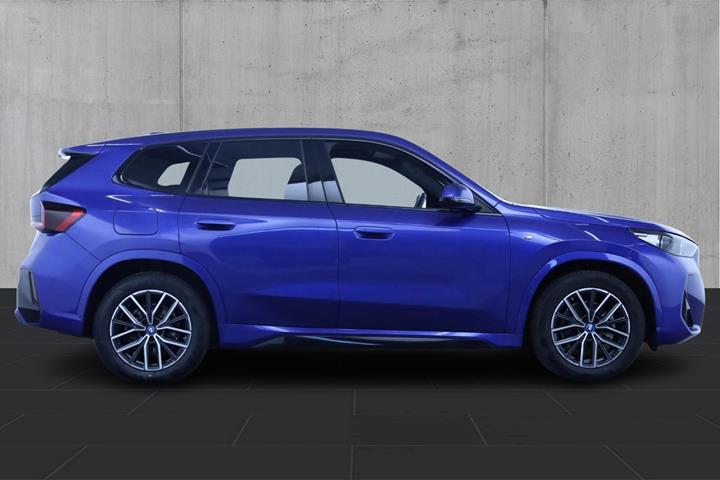 Blå BMW iX1 fra 2023