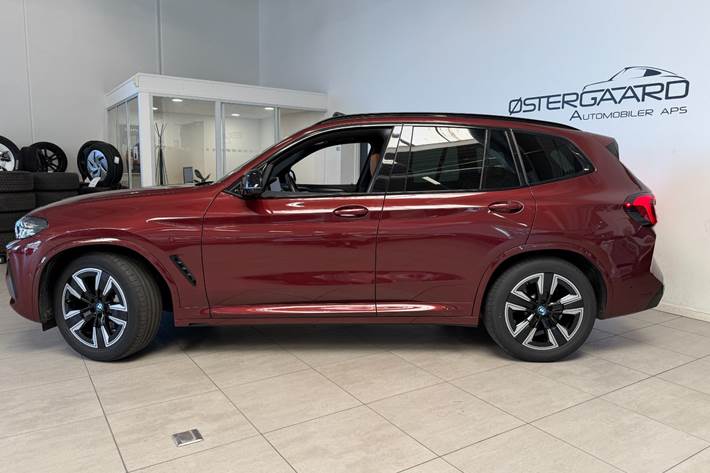 Grå BMW iX3 fra 2023