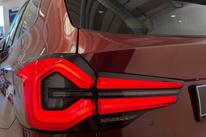 Grå BMW iX3 fra 2023