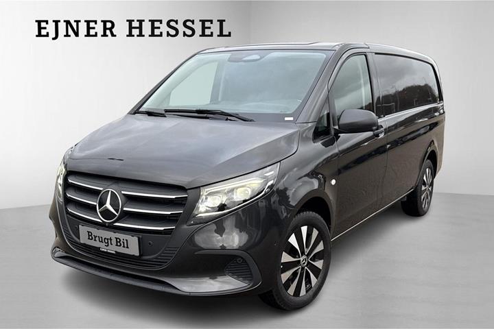 Grå Mercedes Vito 114 fra 2024 set udefra