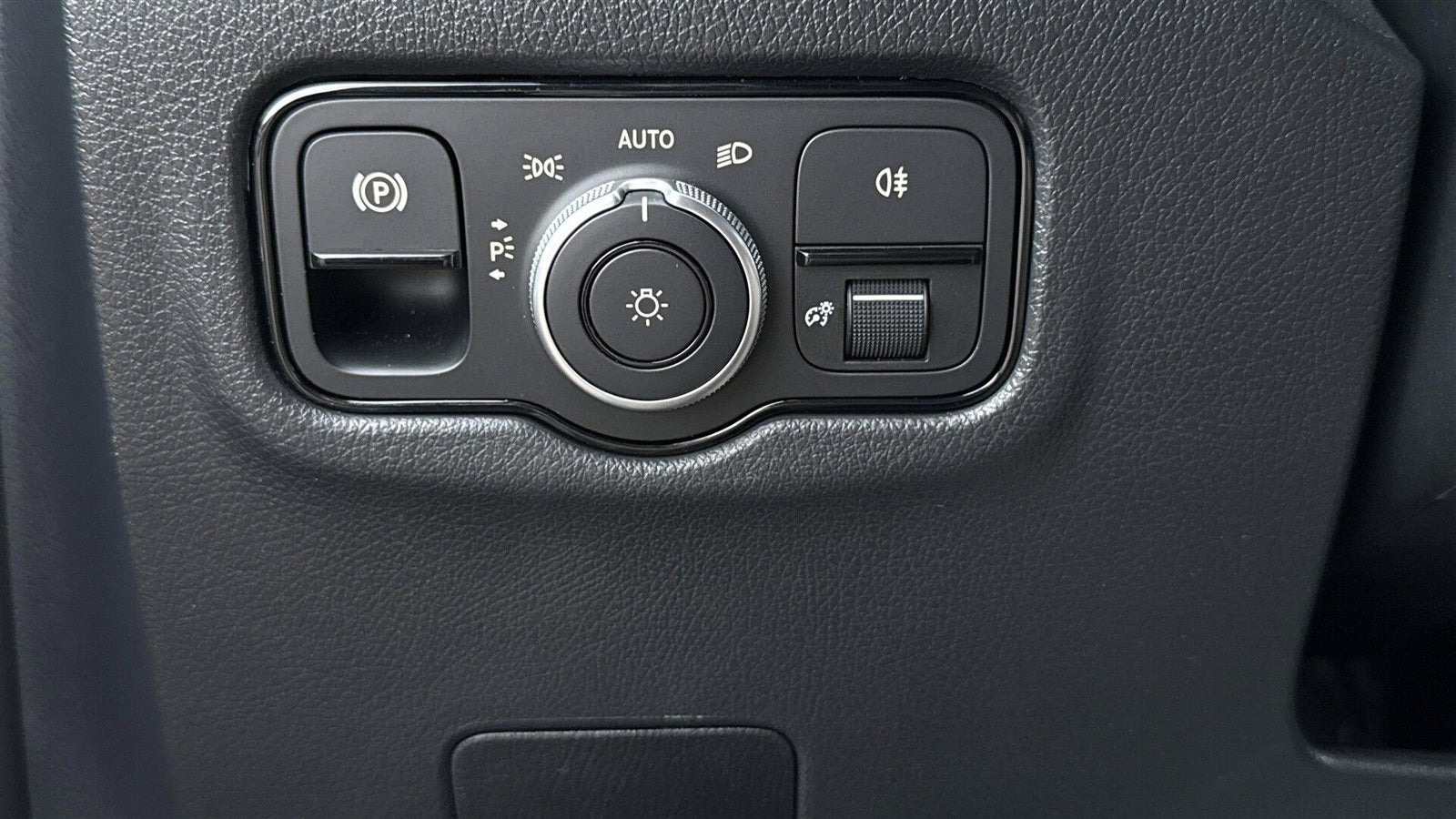Grå Mercedes Vito 114 fra 2024