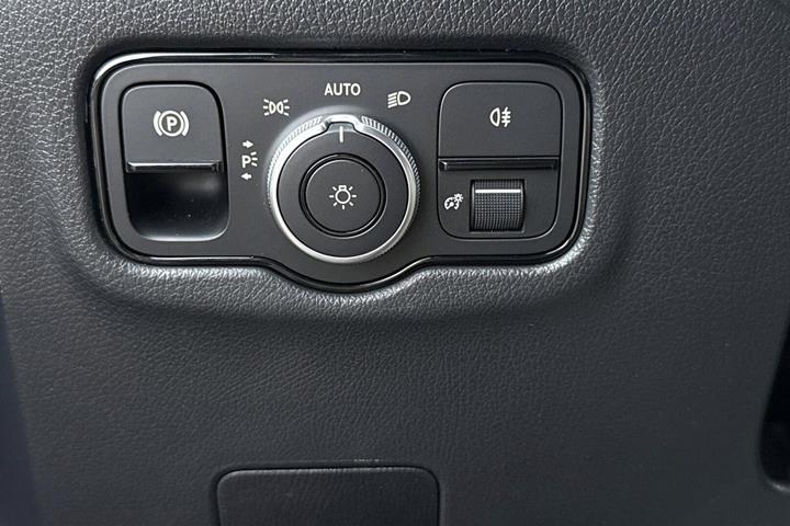 Grå Mercedes Vito 114 fra 2024