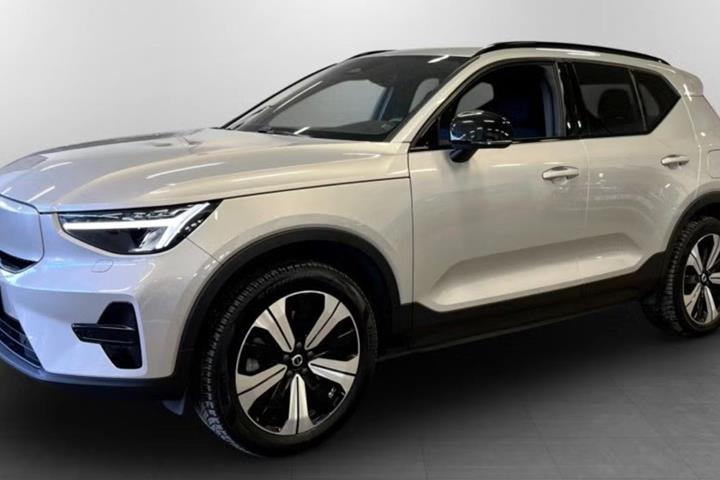 Sølv Volvo XC40 fra 2023 set udefra
